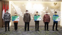 Ketua Dewan Pengawas BPJS Ketenagakerjaan Muhammad Zuhri, menyerahkan secara simbolis kartu kepesertaan BP Jamsostek kepada 3 perwakilan Pegawai Pemerintah Non Pegawai Negeri (PPNPN) di lingkungan Kementerian Koordinator Bidang Perekonomian.