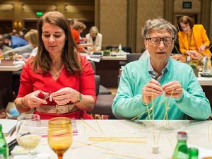Bahasa Tubuh Melinda Tak Nyaman Bersama Bill Gates