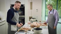 Selain jago di bidang teknologi, rupanya Bill Gates juga pernah lho belajar masak dengan serius. Foto: Site/Pool