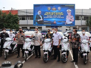 IMI Hibahkan 10 Motor Listrik ke Polri, Bamsoet: Buat Patroli