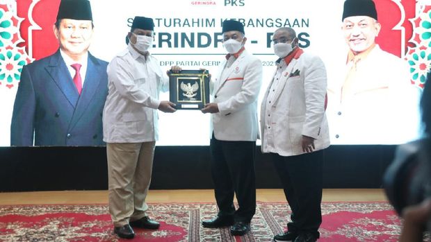 Ketum Partai Gerindra Prabowo Subianto menyambut kedatangan rombongan Presiden PKS Ahmad Syaikhu. Begini suasana pertemuannya (dok Istimewa)