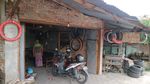 Kisah Penuh Haru Nenek 70 Tahun Penambal Ban di Kudus