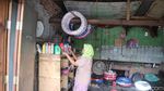 Kisah Penuh Haru Nenek 70 Tahun Penambal Ban di Kudus
