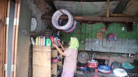 Tak hanya menambal ban, bengkel milik Mbah Kasminah juga menyediakan ganti ban baru dan oli baru. Di depan bangunan bengkel terdapat tulisan bengkel tubles Mejobo, setel ruji, servis pit, dan ganti oli.