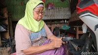 Kasminah mengatakan, meski usianya tidak muda lagi, dia masih bersemangat bekerja. Menurutnya, bengkel miliknya merupakan bengkel untuk motor dan sepeda. Keluarganya memiliki bengkel sejak 1980-an, tapi dulu dikelola oleh sang suami. Kasminah mengatakan bekerja menjadi tukang tambal ban sejak suaminya meninggal dunia pada 2015.