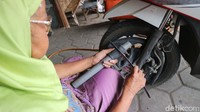 Kasminah mengatakan bekerja menambal ban dari pagi sampai sore. Terkadang dia dibantu anak bungsunya bekerja di bengkel. Mbah Kasminah bercerita masih senang bekerja. Apalagi ada banyak warga yang mencarinya jika Kasminah tak tampak di bengkel.