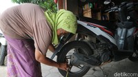 Saat bekerja, dia mengaku tidak malu ketika harus meminta bantuan pemilik motor pelanggan karena tenaganya yang renta, misalnya untuk membuka ban.