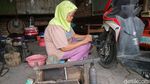 Kisah Penuh Haru Nenek 70 Tahun Penambal Ban di Kudus