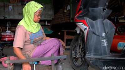 Kisah Penuh Haru Nenek 70 Tahun Penambal Ban di Kudus