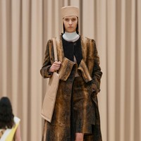 Inilah koleksi pakaian feminin Burberry untuk musim dingin 2021. Foto: Courtesy of Burberry.