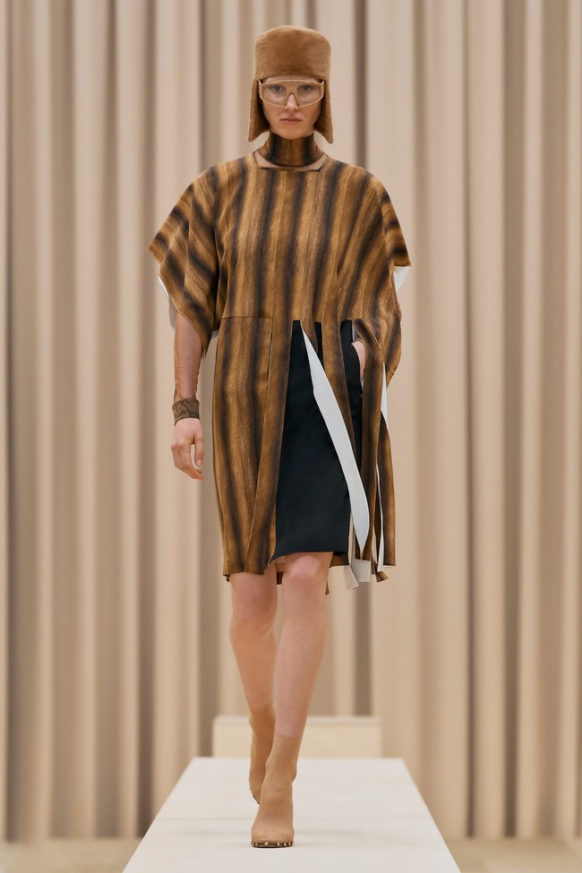 Inilah koleksi pakaian feminin Burberry untuk musim dingin 2021. Foto: Courtesy of Burberry.