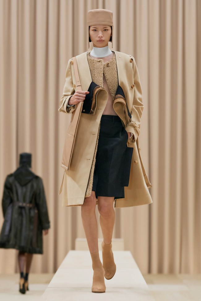 Inilah koleksi pakaian feminin Burberry untuk musim dingin 2021. Foto: Courtesy of Burberry.
