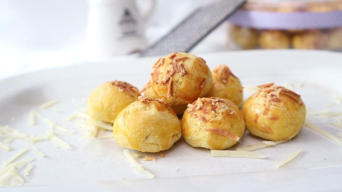 Original Nastar is the traditional Indonesian. So crunchy in the first bite but will melting at the end because it made from cheese and spread with cheese. Rich of cheese but will be amazing taste for you.