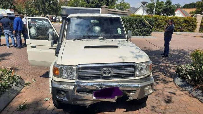 Land Cruiser ditembaki perampok