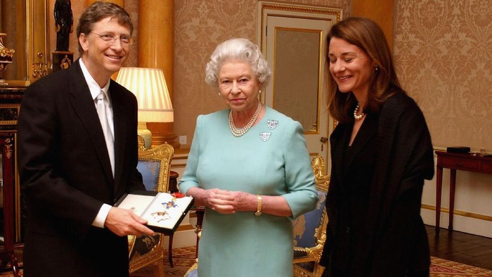 LONDON - MARCH 2: (NO UK SALES FOR 28 DAYS)  Britain's Queen Elizabeth II presents Microsoft tycoon Bill Gates with his honorary knighthood watched by his wife Melinda Gates on March 2, 2005 at Buckingham Palace in London, England.  One of the richest men in the world, Gates cannot use the title 