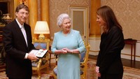 Gates diberikan gelar kehormatan Knight Commander of the Order of the British Empire (KBE) oleh Ratu Elizabeth II pada tahun 2005. Chris Young/ROTA/Getty Images  
