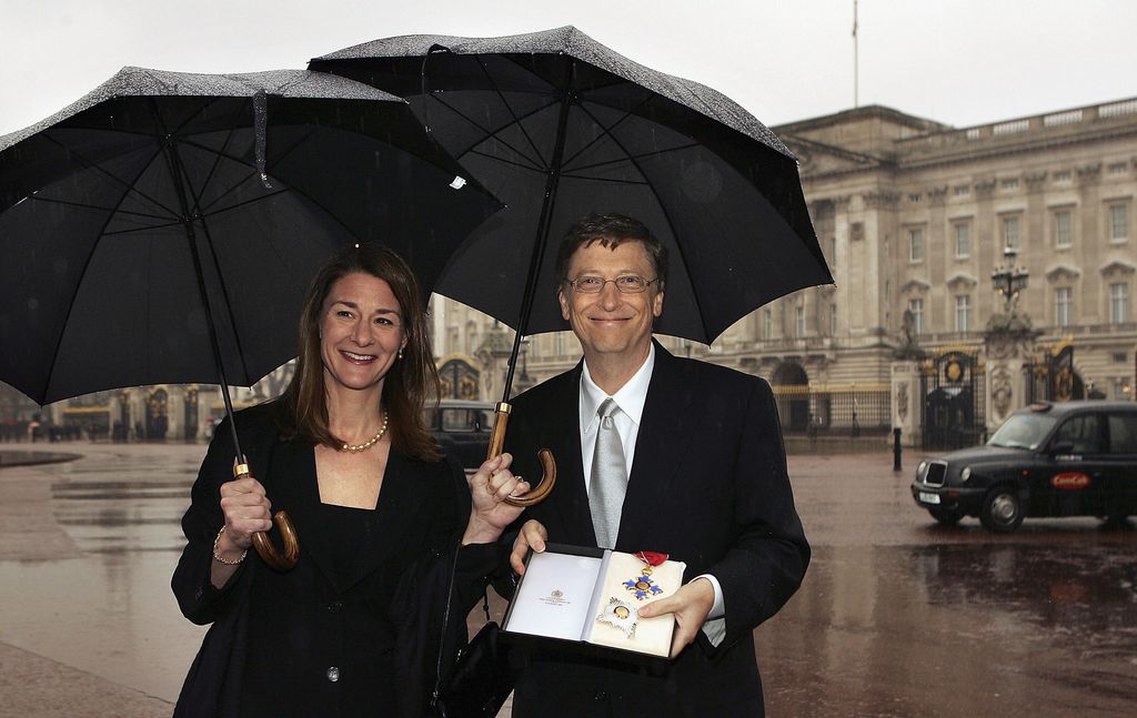 LONDON - MARCH 2:  Microsoft founder Bill Gates and his wife Melinda pose for photographers outside Buckingham Palace, March 2, 2005 in London, England. Mr Gates received a Knighthood from Queen Elizabeth II for his contribution to UK enterprise.  (Photo by Peter Macdiarmid/Getty Images)