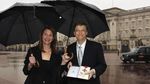 Momen Bill Gates dan Melinda Terima Gelar dari Ratu Inggris