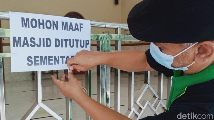 Masjid Al-Akbar Desa Kali Tengah, Kecamatan Wedi ditutup tiga hari usai seorang jemaah positif Corona.