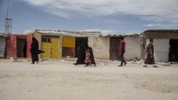 Keluarga dan sisa-sisa petempur ISIS tidak punya pilihan selain mencari perlindungan di kamp al-Hol. Kamp di tengah gurun ini berada di pinggiran selatan kota al-Hol di Provinsi Hasakah, Suriah timur laut.  