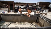 al-Hol merupakan satu di antara tiga kamp pengungsi di perbatasan Suriah-Irak. Ketika ISIS dikalahkan, baik oleh pasukan Suriah maupun koalisi Kurdi dan AS beserta sekutunya, tempat ini jadi tujuan utama.    