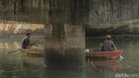 Kondisi air di kali ini makin memprihatinkan. Selain warnanya makin hitam pekat, air tersebut juga menebarkan aroma tidak sedap.  