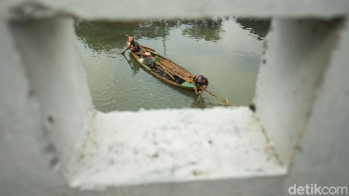 Mencari Ikan di Sungai Keruh Jakarta Warga menjaring ikan di kali Cengkareng, Jakarta Barat, Selasa (4/5/2021). Kegiatan mencari ikan ini dilakukan sejak pagi hingga sore hari.