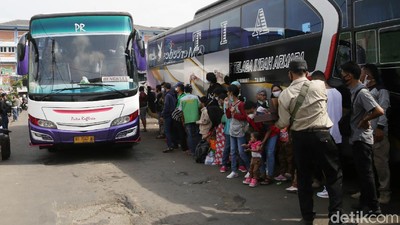 Jelang Dilarang, Terminal Bekasi Diserbu Pemudik