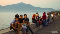 Ngabuburit sambil menikmati sunset sembari menunggu waktu berbuka puasa