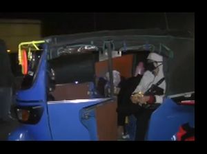 Ngirit Ongkos, Pemudik Ini Naik Bajaj dari Jakarta ke Tegal