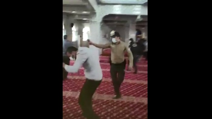 Pengikut oposisi Islam di Turki disemprot disinfektan dan diusir paksa dari masjid oleh polisi. Mereka dinilai tujuannya bukan ibadah melainkan provokasi terkait pembatasan aktivitas terkait Covid-19.