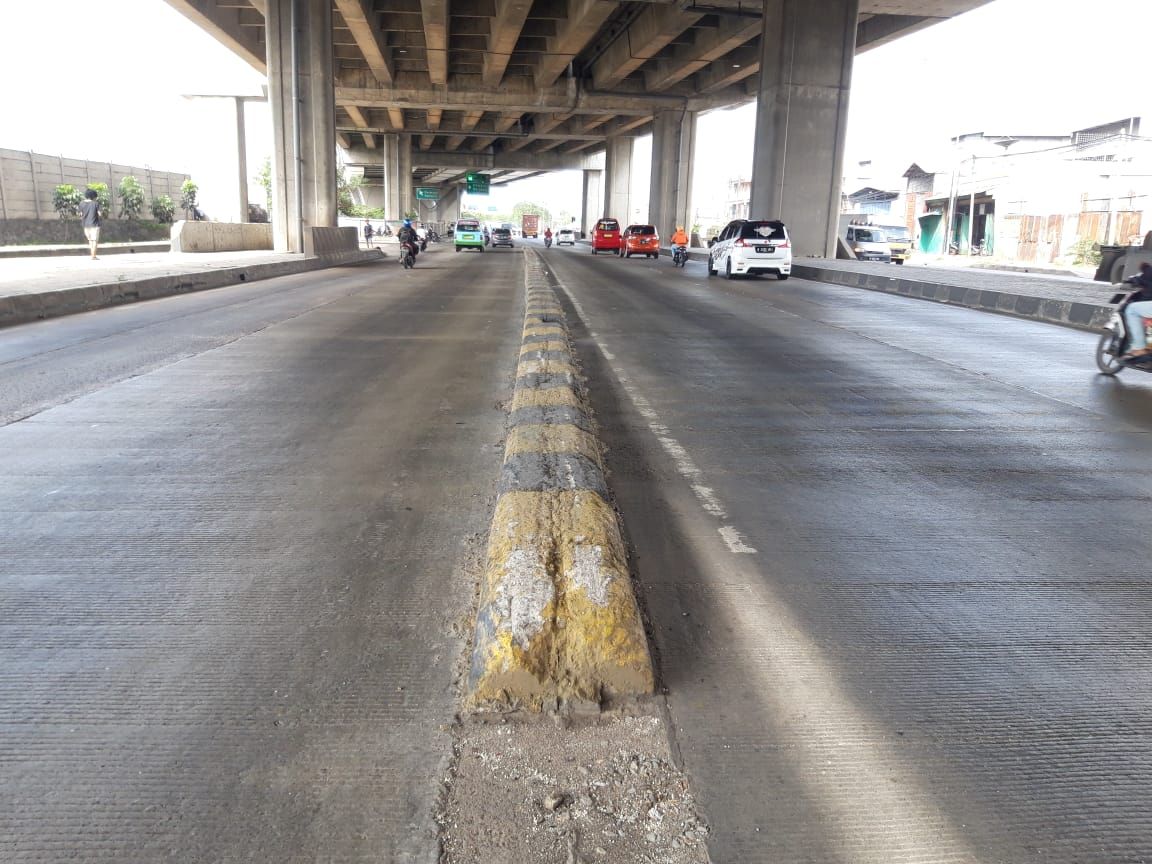 Pembatas jalan di Jl Raya Cilincing Raya di depan New Priok Common Gate usai sebulan dicat ulang. Pembatas jalan di Jl Raya Cilincing Raya di depan New Priok Common Gate usai sebulan dicat ulang.