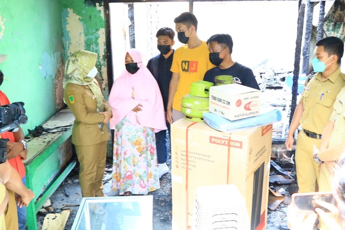 Pemerintah Kota Mojokerto memberikan bantuan kepada warga Kauman yang mengalami musibah kebakaran rumah pada Sabtu (1/5/) lalu.