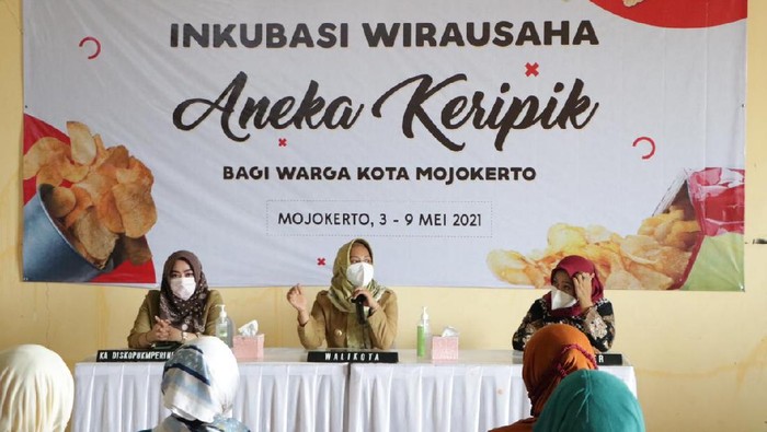 Pemerintah Kota Mojokerto menggerakkan pelatihan inkubasi produk-produk makanan ringan guna mewujudkan masyarakat mandiri.