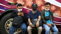 Sejumlah penumpang menunggu keberangkatan di Terminal Bekasi.