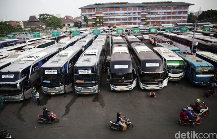 Penumpang menaiki bus AKAP di Terminal Bekasi, Jawa Barat, Selasa (4/5/2021). Jelang larangan mudik pada tanggal 6-17 Mei 2021 jumlah penumpang bus mengalami peningkatan 20 persen dari hari biasa.