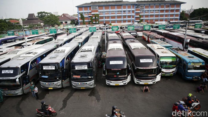 Penumpang menaiki bus AKAP di Terminal Bekasi, Jawa Barat, Selasa (4/5/2021). Jelang larangan mudik pada tanggal 6-17 Mei 2021 jumlah penumpang bus mengalami peningkatan 20 persen dari hari biasa.