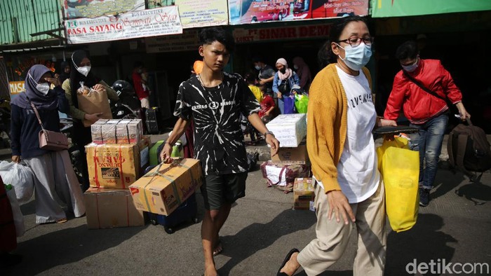 Penumpang menaiki bus AKAP di Terminal Bekasi, Jawa Barat, Selasa (4/5/2021). Jelang larangan mudik pada tanggal 6-17 Mei 2021 jumlah penumpang bus mengalami peningkatan 20 persen dari hari biasa.
