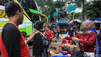 Kepadatan calon pemudik pada pagi hingga siang menuju ke Sumatera seperti Padang dan kota di Jawa Timur dan Madura. 