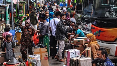Pemudik Juga Padati Terminal Poris Tangerang