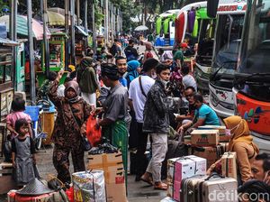 Pemudik Juga Padati Terminal Poris Tangerang
