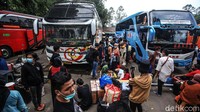 Para pemudik menunggu kedatangan bus yang akan membawanya ke kampung halaman.