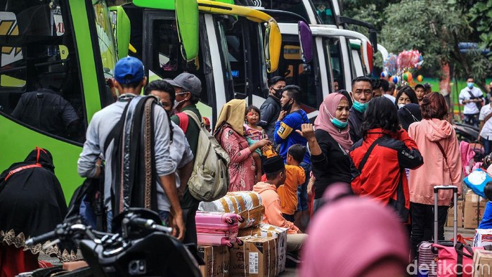Para calon pemudik terpantau ramai menunggu bus di Terminal Poris Plawad, Kota Tangerang, Banten, Selasa (4/5/2021). Kepadatan calon pemudik pada pagi hingga siang menuju ke Sumatera seperti Padang dan kota di Jawa Timur dan Madura. Sementara untuk Jawa Barat dan Jawa Tengah pada sore hingga malam Hari.