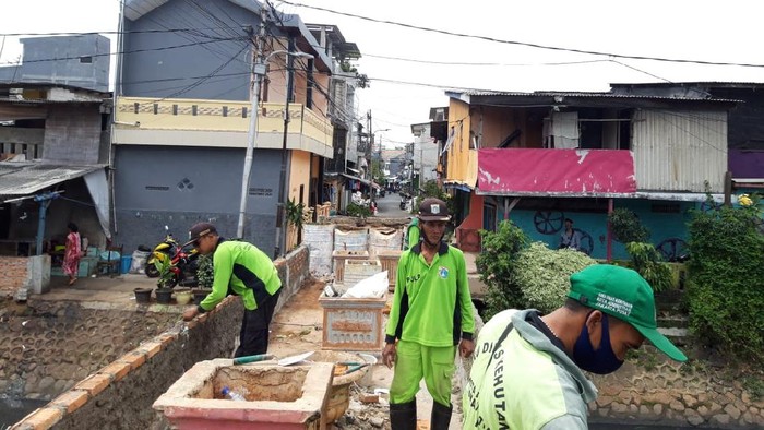 Pengerjaan taman di Jembatan Kota Paris, Johar Baru, Jakarta Pusat.