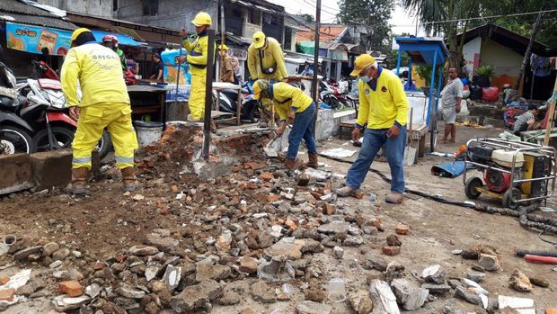 Pengerjaan taman di Jembatan Kota Paris, Johar Baru, Jakarta Pusat.