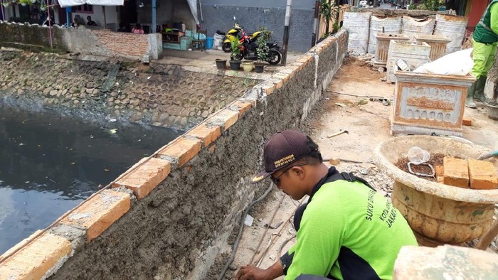 Pengerjaan taman di Jembatan Kota Paris, Johar Baru, Jakarta Pusat.