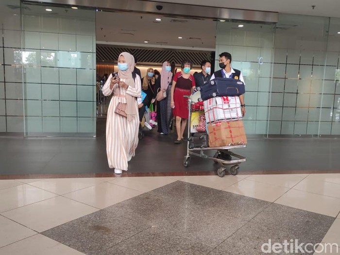 Dua hari menjelang masa larangan mudik, penumpang di Bandara Juanda Surabaya mulai ramai. Potret ramainya penumpang terpantau di pintu  kedatangan penerbangan domestik.