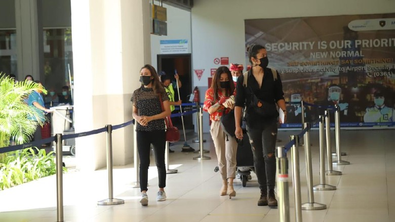 Penumpang Bandara Ngurah Rai Ilustrasi penumpang di Bandara Ngurah Rai
