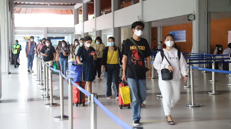 Penumpang Bandara Ngurah Rai Ilustrasi penumpang di Bandara Ngurah Rai