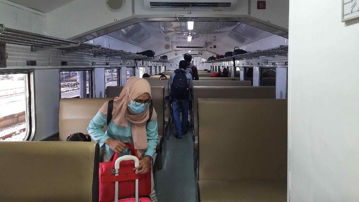 penumpang di stasiun gubeng